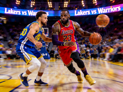 NBA湖人队与勇士队比赛中的精彩对抗瞬间